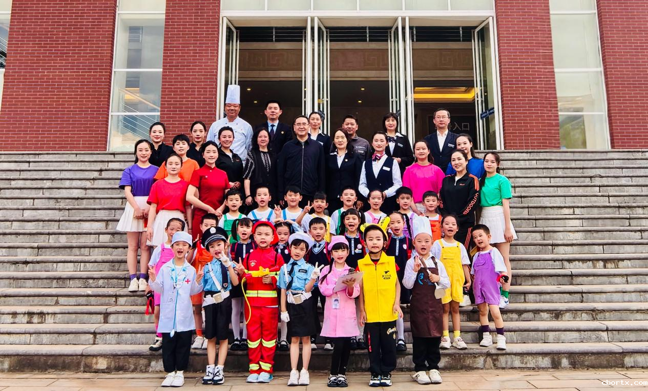 幼儿园（吾悦园区）荣获18luck备用登录2025职业装服饰秀活动最