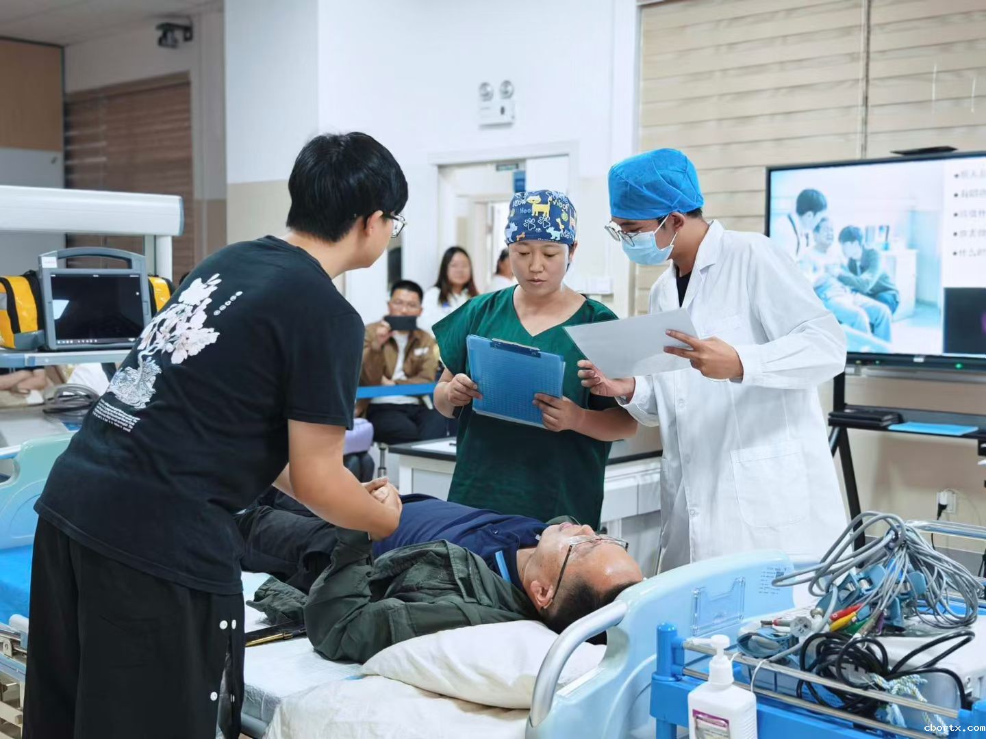 18luck备用登录教师在云南省首届标准化病人教学案例大赛中斩获佳绩